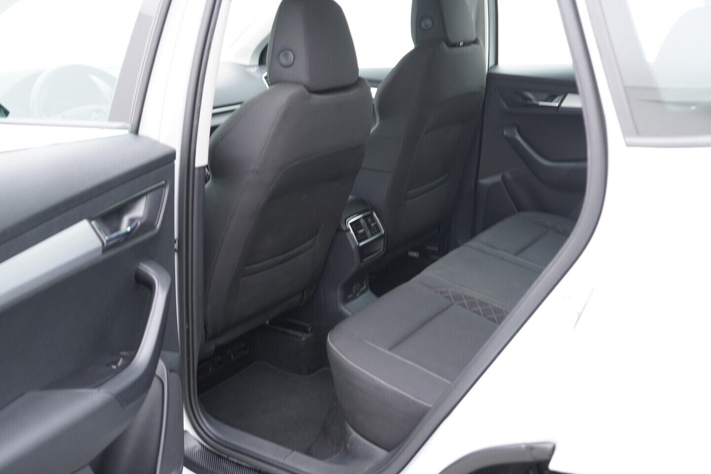 OZ190V01427_33.webp_KAROQ Style 1.0 TSI 85 kW manuál