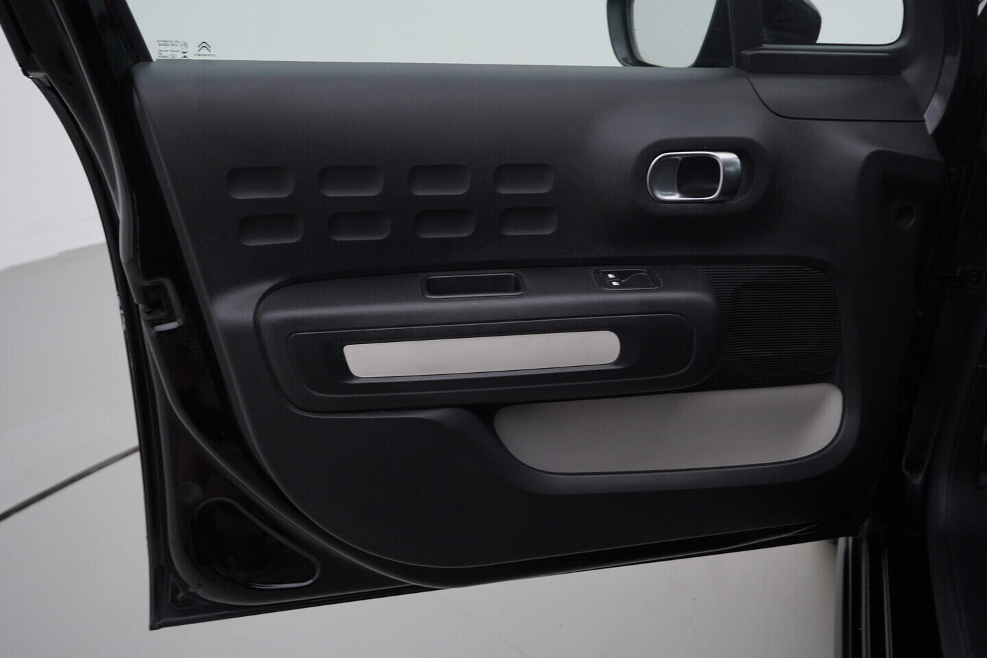 OZ190V01428_19.webp_C3 FEEL Black Edition 1.2  60 kW manuál, DPH