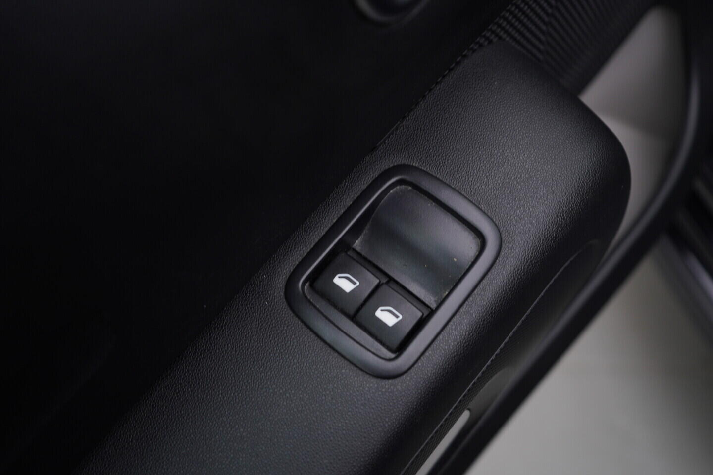 OZ190V01428_20.webp_C3 FEEL Black Edition 1.2  60 kW manuál, DPH