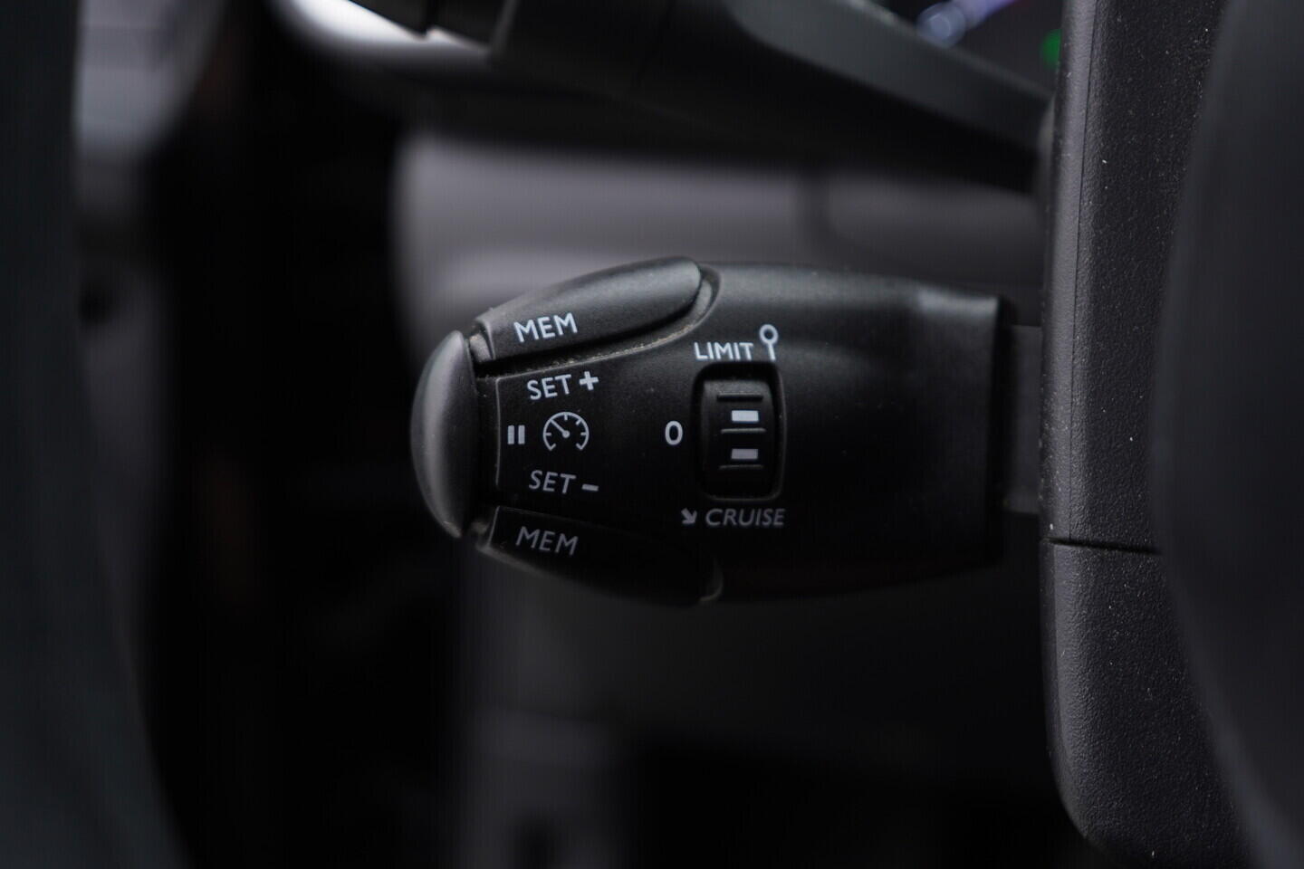 OZ190V01428_24.webp_C3 FEEL Black Edition 1.2  60 kW manuál, DPH