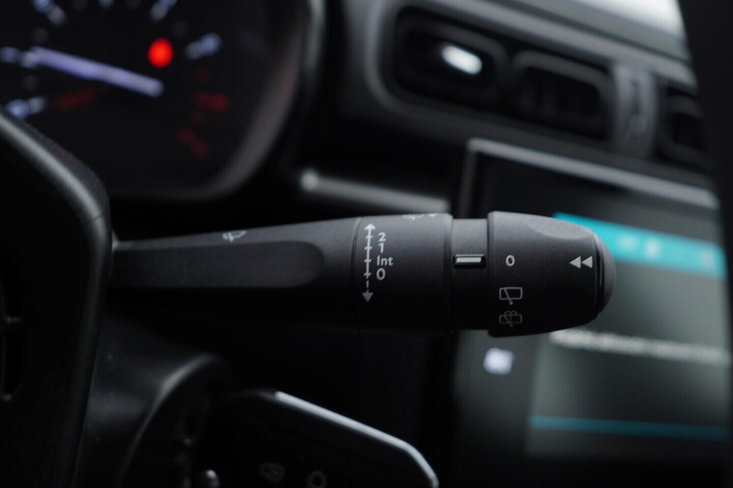 OZ190V01428_25.webp_C3 FEEL Black Edition 1.2  60 kW manuál, DPH