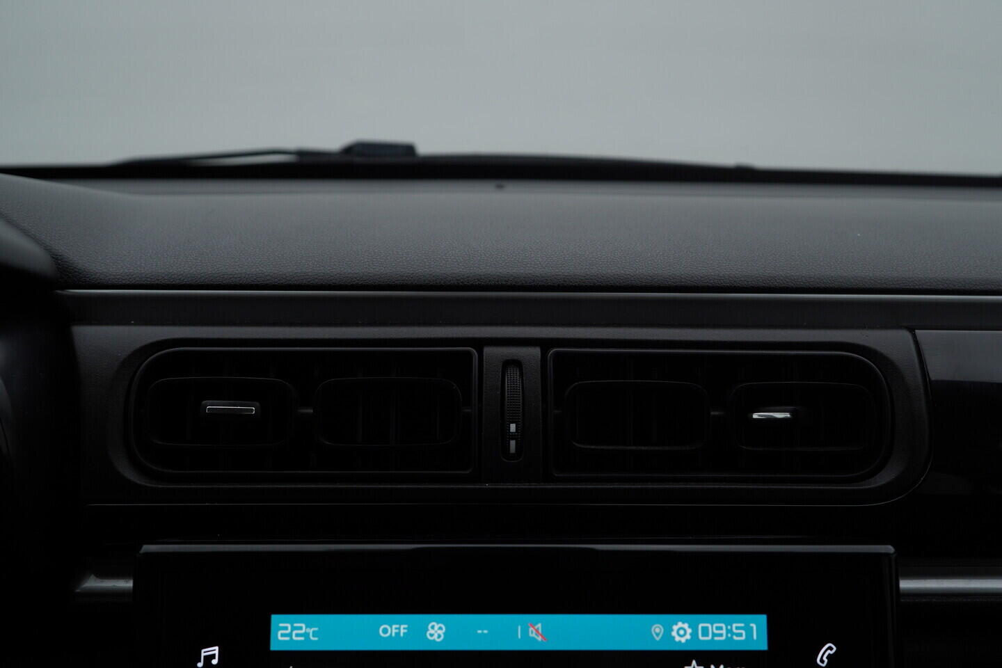 OZ190V01428_29.webp_C3 FEEL Black Edition 1.2  60 kW manuál, DPH