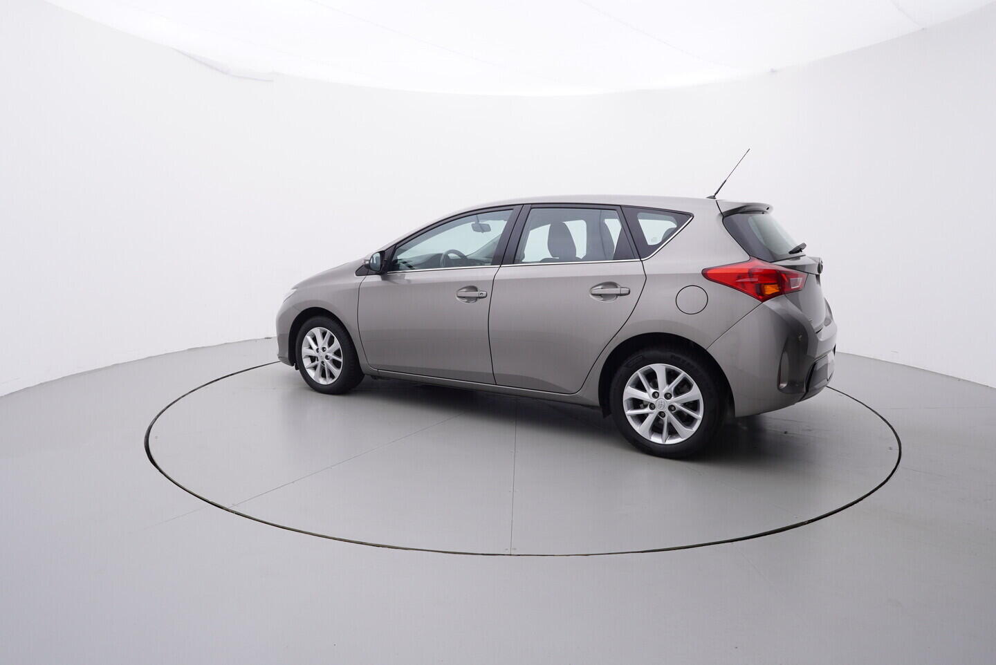 OZ190V01432_12.webp_AURIS Life+ 1.6  97 kW manuál