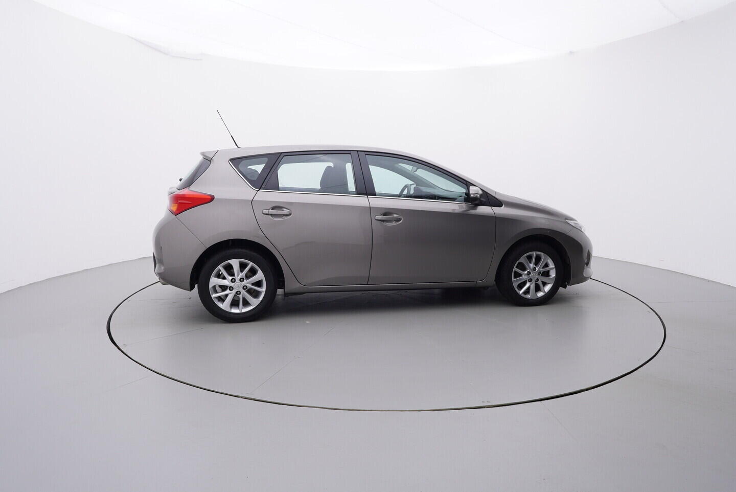 OZ190V01432_15.webp_AURIS Life+ 1.6  97 kW manuál