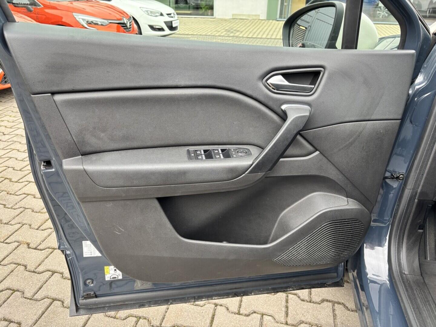 OZ190V01439_20.webp_CAPTUR Intens 1.0 TCe _ kW manuál