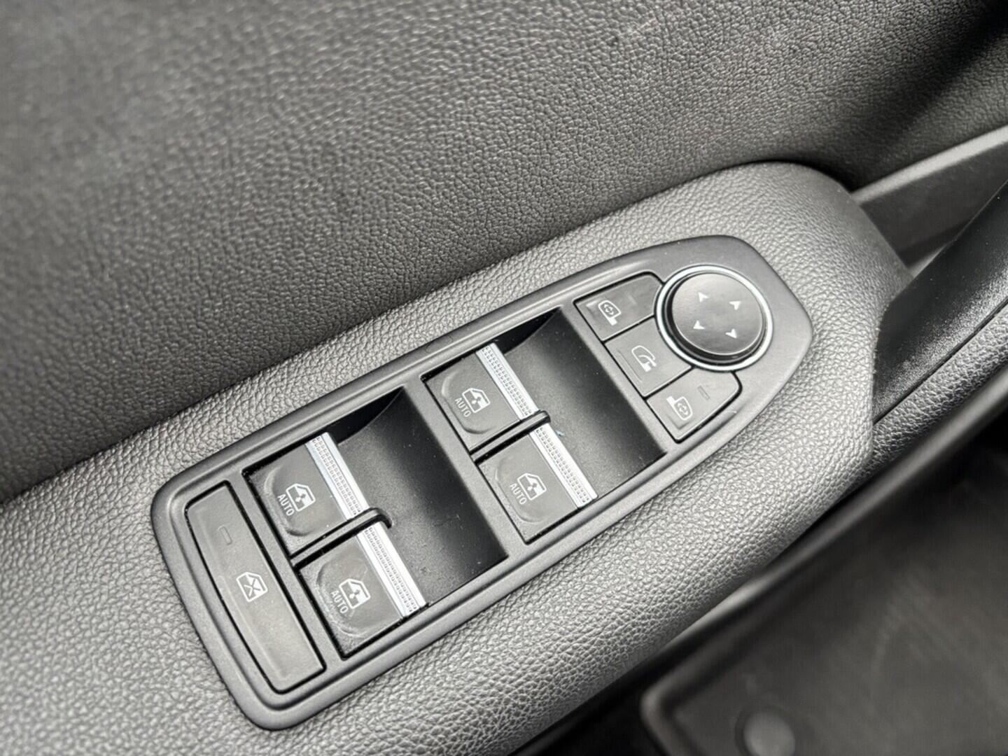 OZ190V01439_21.webp_CAPTUR Intens 1.0 TCe _ kW manuál