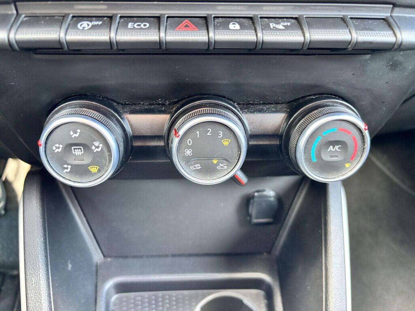 OZ190V01460_33.webp_DUSTER Celebration 1.0  74 kW manuál