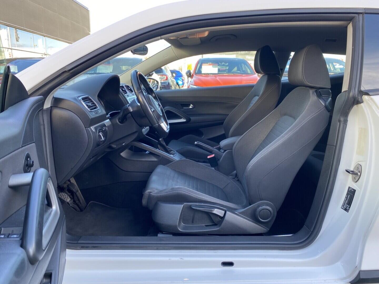 OZ190V01466_18.webp_SCIROCCO  1.4 TSI 90 kW manuál