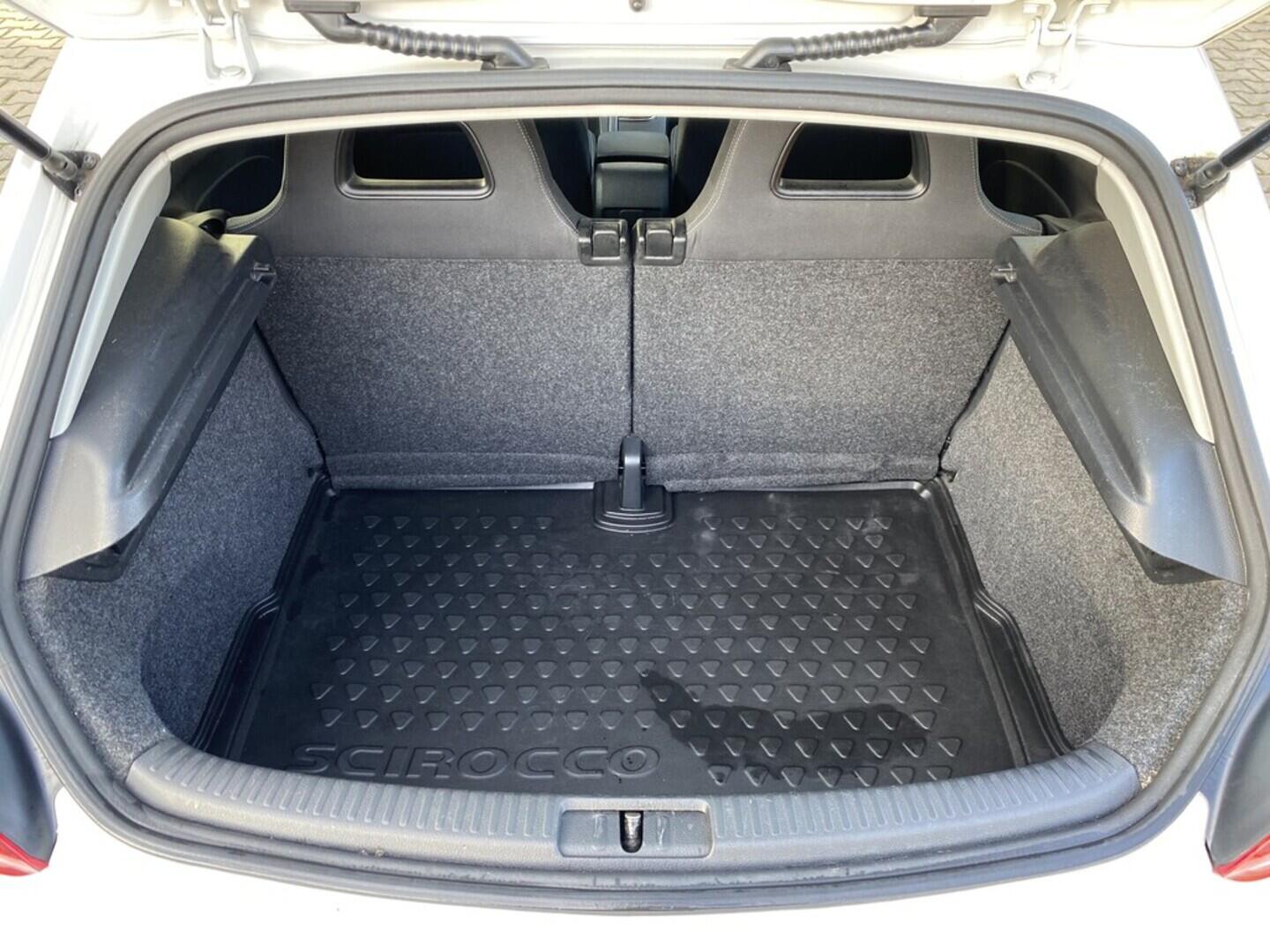 OZ190V01466_32.webp_SCIROCCO  1.4 TSI 90 kW manuál