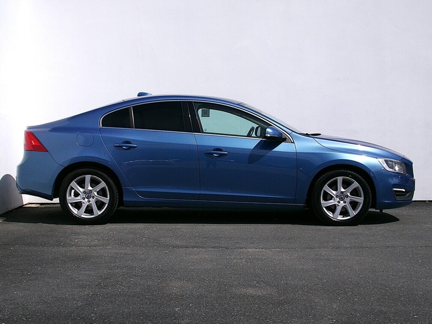 OZ190V01472_16.webp_S60 Momentum 2.4  158 kW automat, DPH