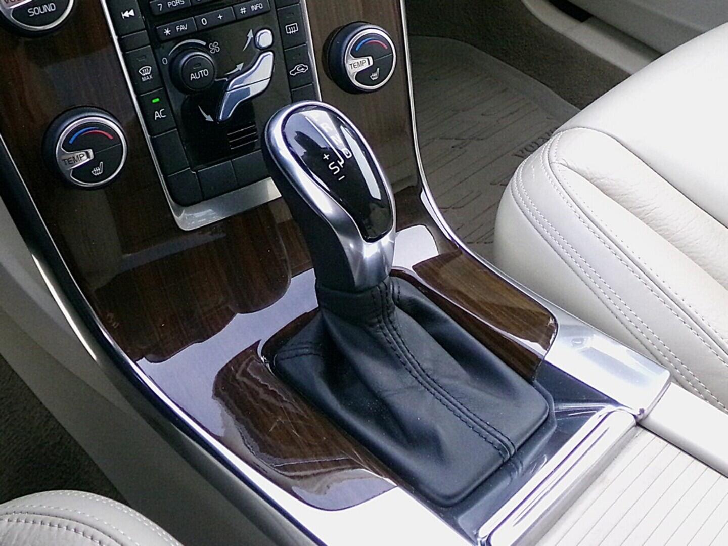 OZ190V01472_27.webp_S60 Momentum 2.4  158 kW automat, DPH