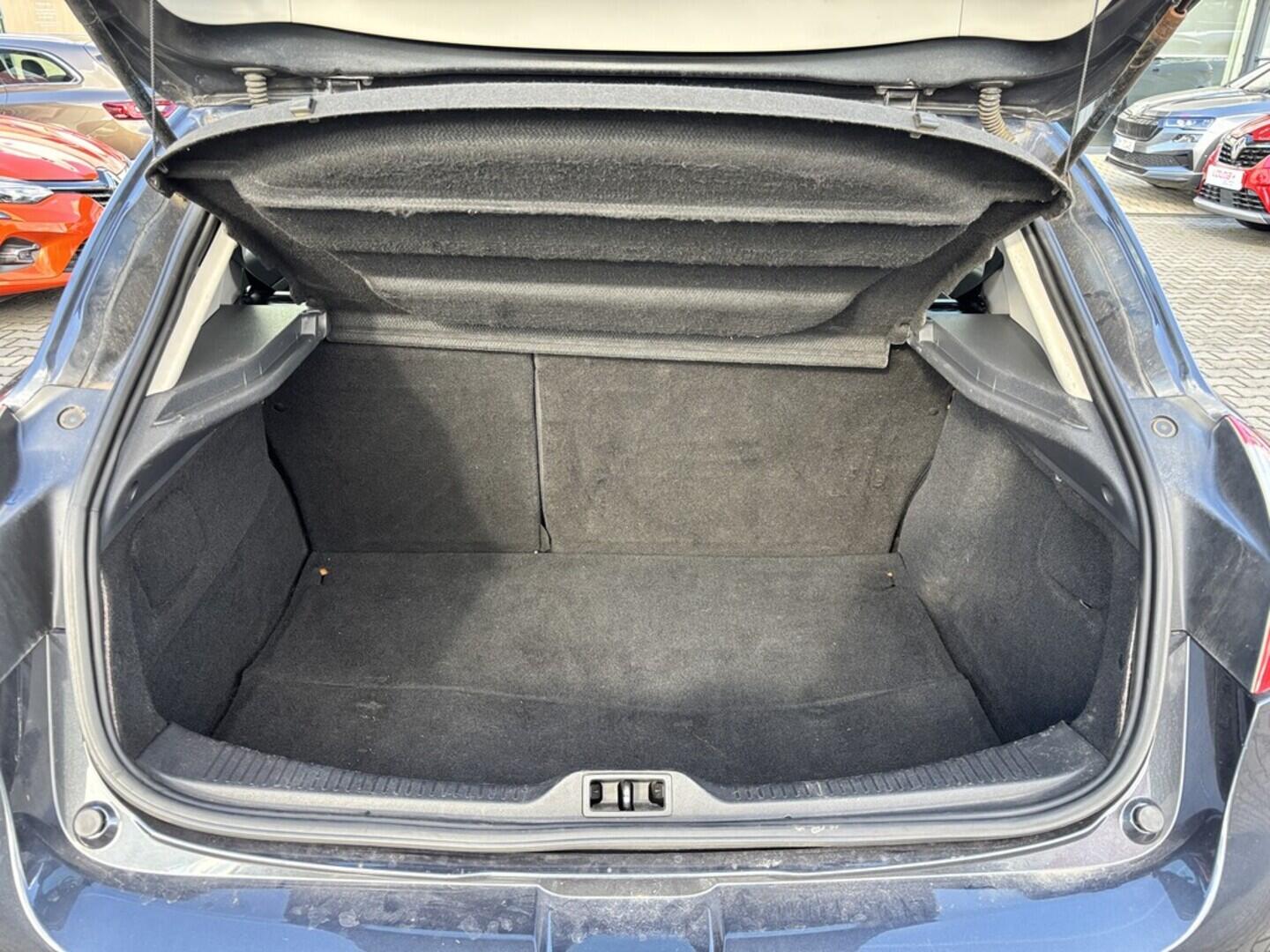 OZ190V01475_33.webp_MÉGANE  1.6  81 kW manuál