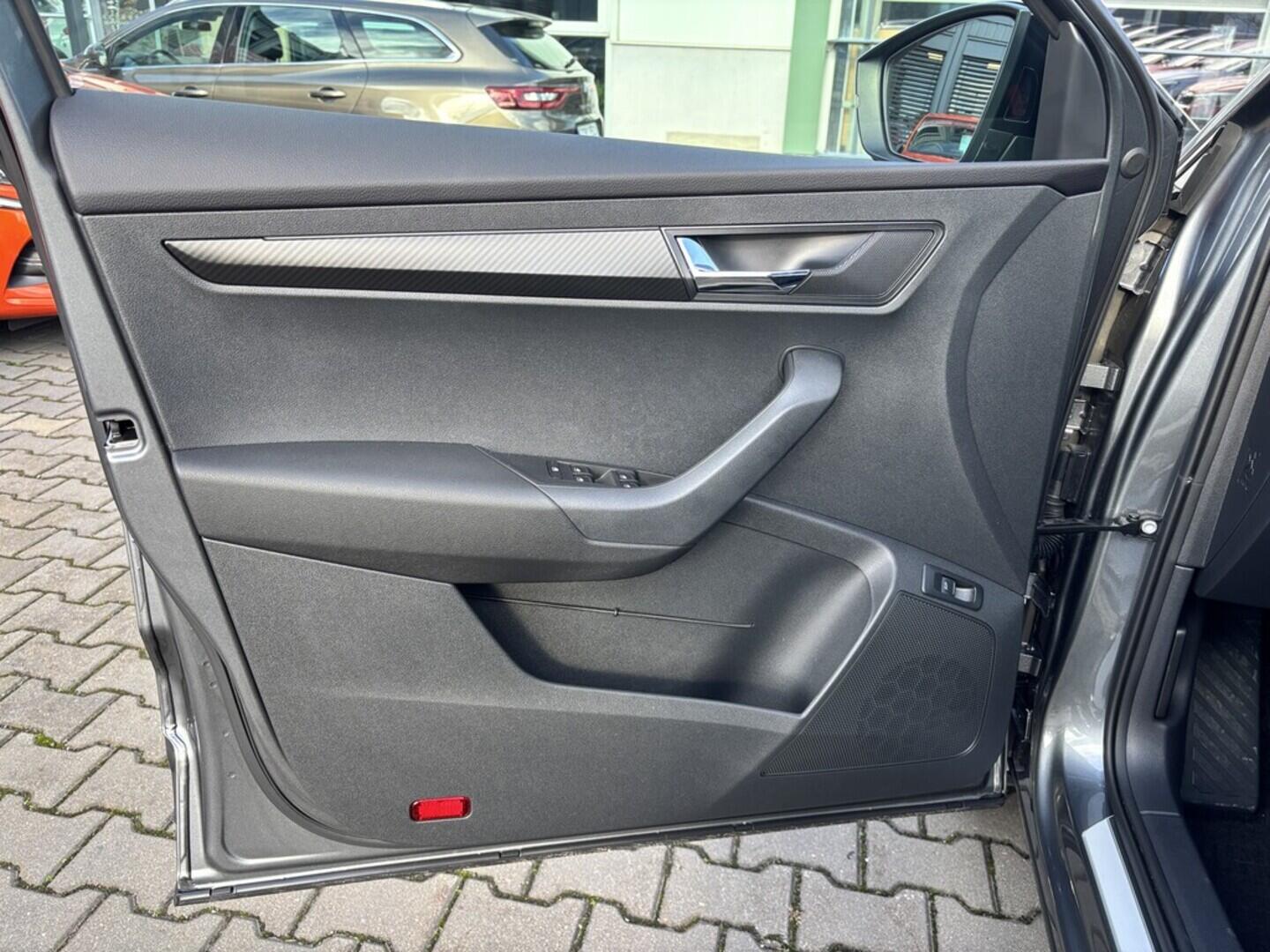 OZ190V01476_20.webp_KAROQ SportLine 2.0 TSI 140 kW automat, DPH