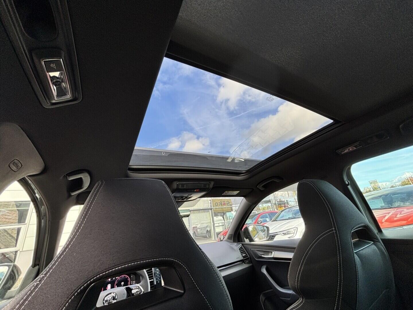 OZ190V01476_45.webp_KAROQ SportLine 2.0 TSI 140 kW automat, DPH