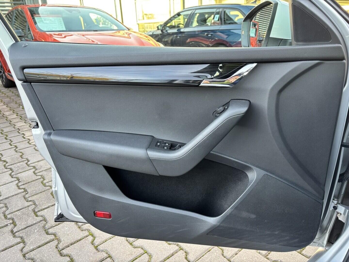 OZ190V01477_20.webp_OCTAVIA Style 1.6 TDI 85 kW manuál