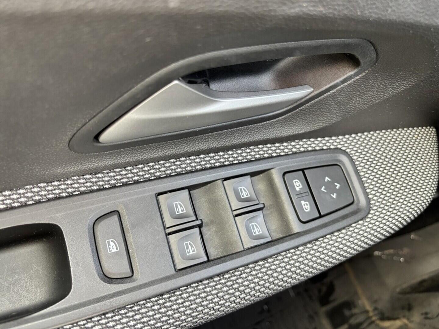 OZ190V01488_21.webp_SANDERO stepway 1.0  67 kW manuál