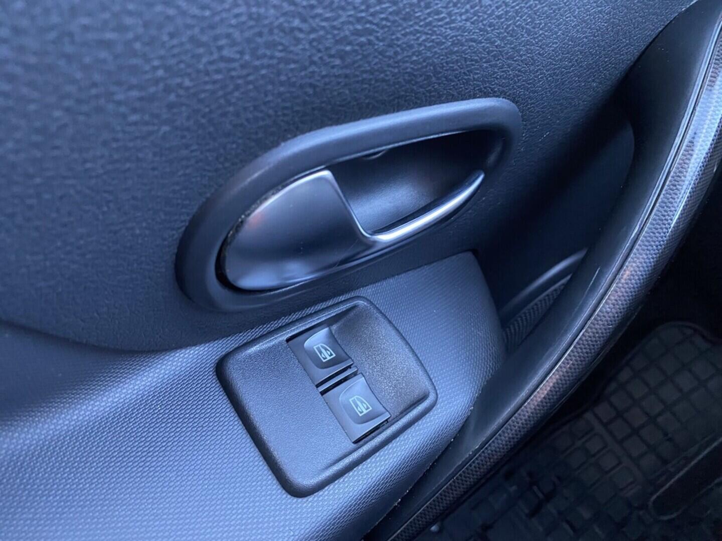 OZ190V01498_21.webp_SANDERO Arctica 1.0             _ kW manuál