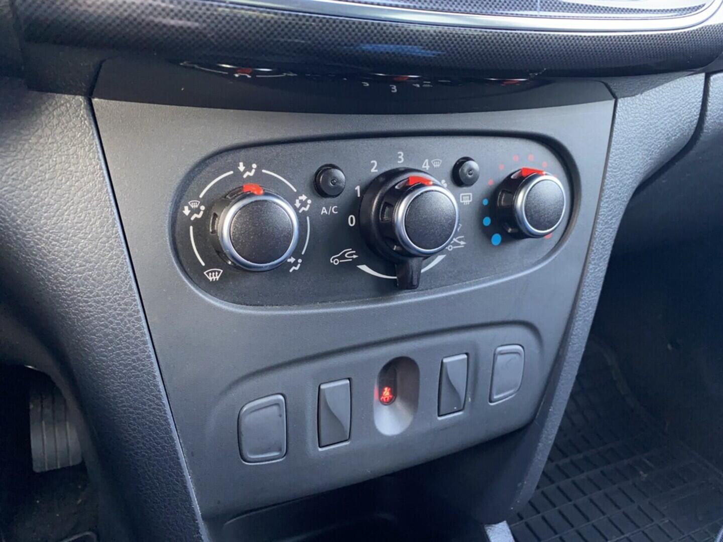 OZ190V01498_28.webp_SANDERO Arctica 1.0             _ kW manuál