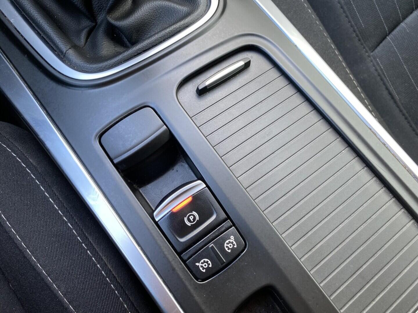 OZ190V01501_30.webp_MÉGANE  1.3 TCe 103 kW manuál, DPH