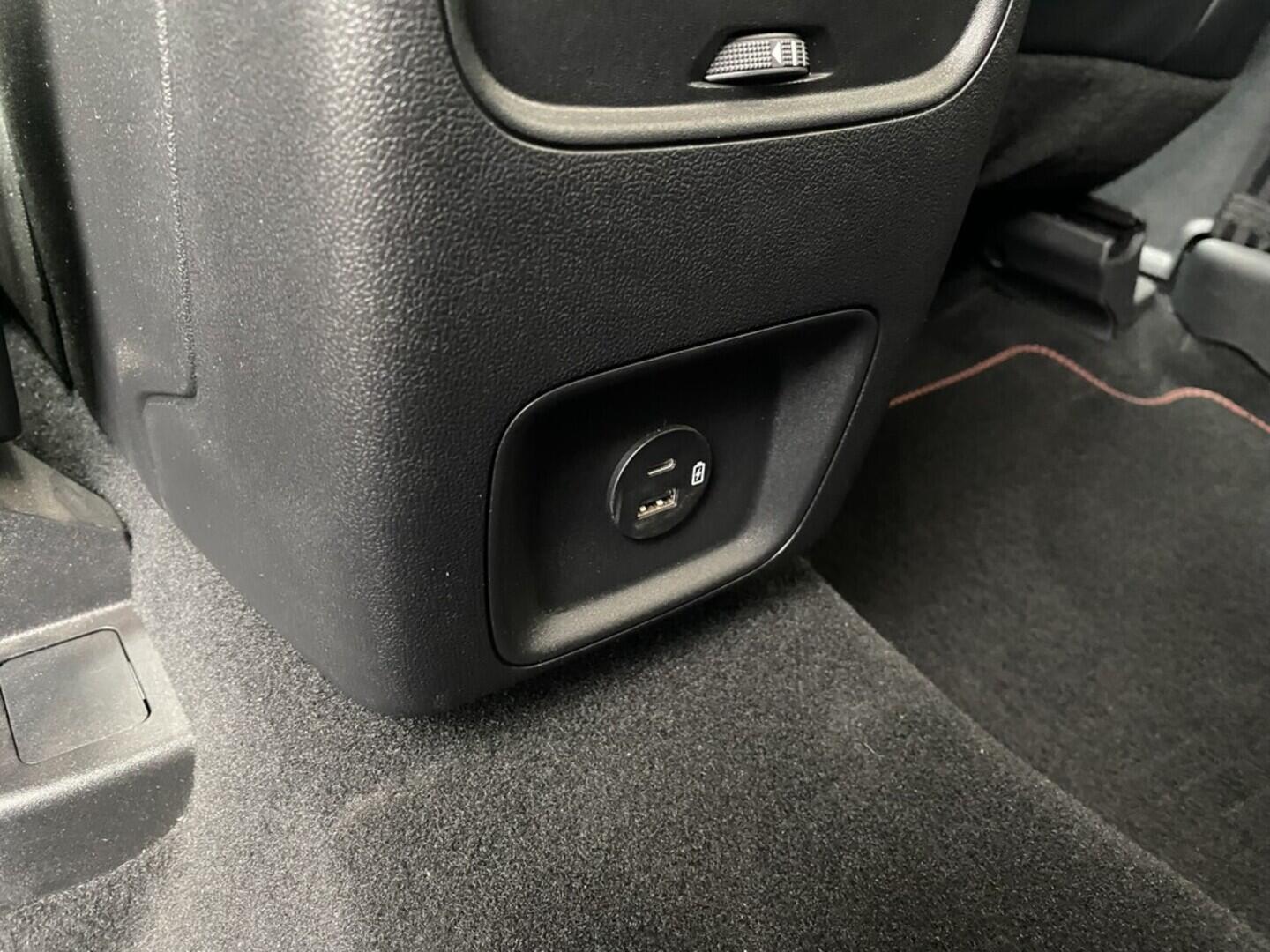 OZ190V01525_25.webp_KUGA ST-Line 2.0 TDI 110 kW manuál, DPH