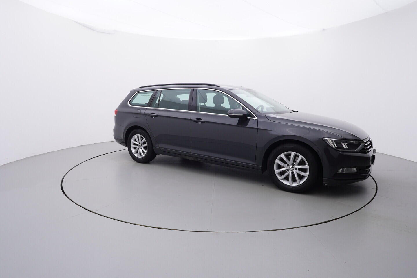 OZ190V01552_16.webp_PASSAT VARIANT COMFORTLINE 1.6 TDI 88 kW manuál, DPH