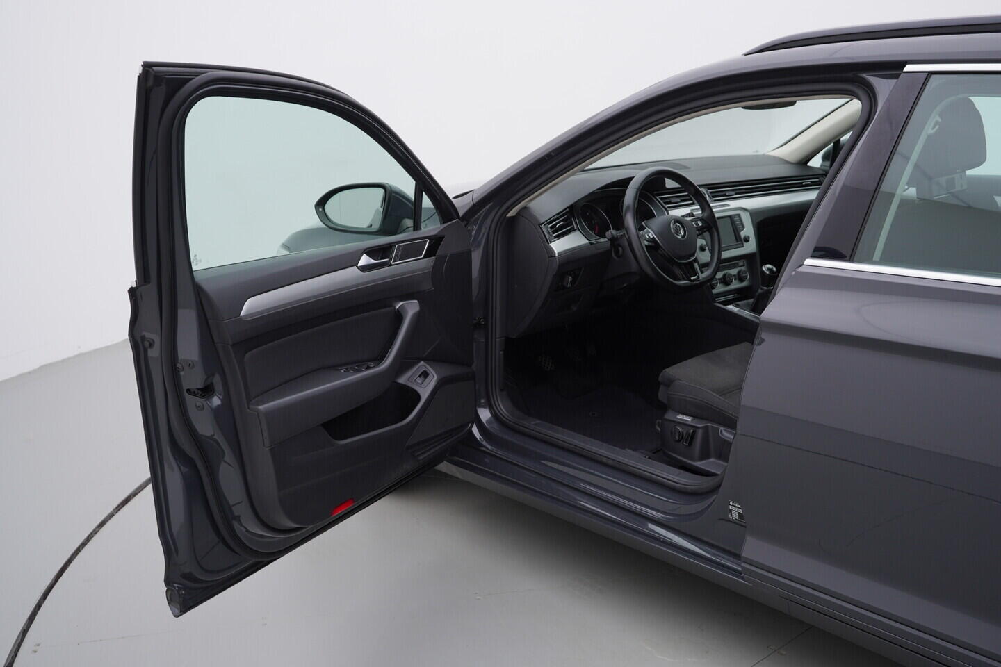 OZ190V01552_18.webp_PASSAT VARIANT COMFORTLINE 1.6 TDI 88 kW manuál, DPH