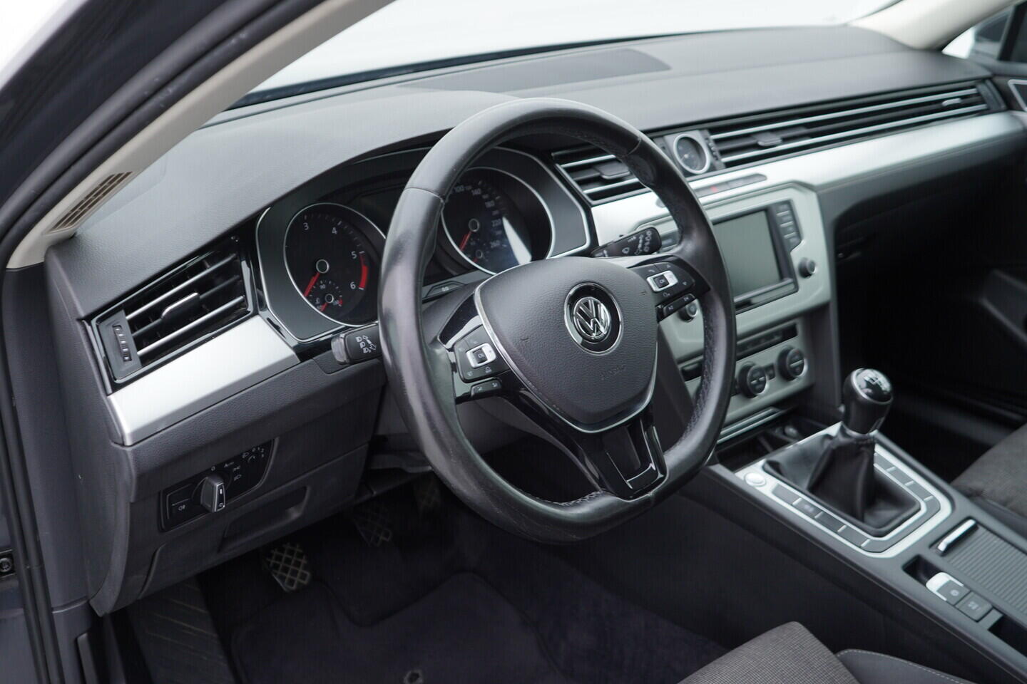 OZ190V01552_22.webp_PASSAT VARIANT COMFORTLINE 1.6 TDI 88 kW manuál, DPH