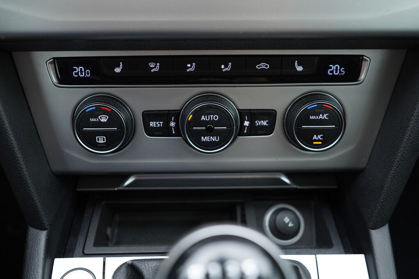 OZ190V01552_36.webp_PASSAT VARIANT COMFORTLINE 1.6 TDI 88 kW manuál, DPH