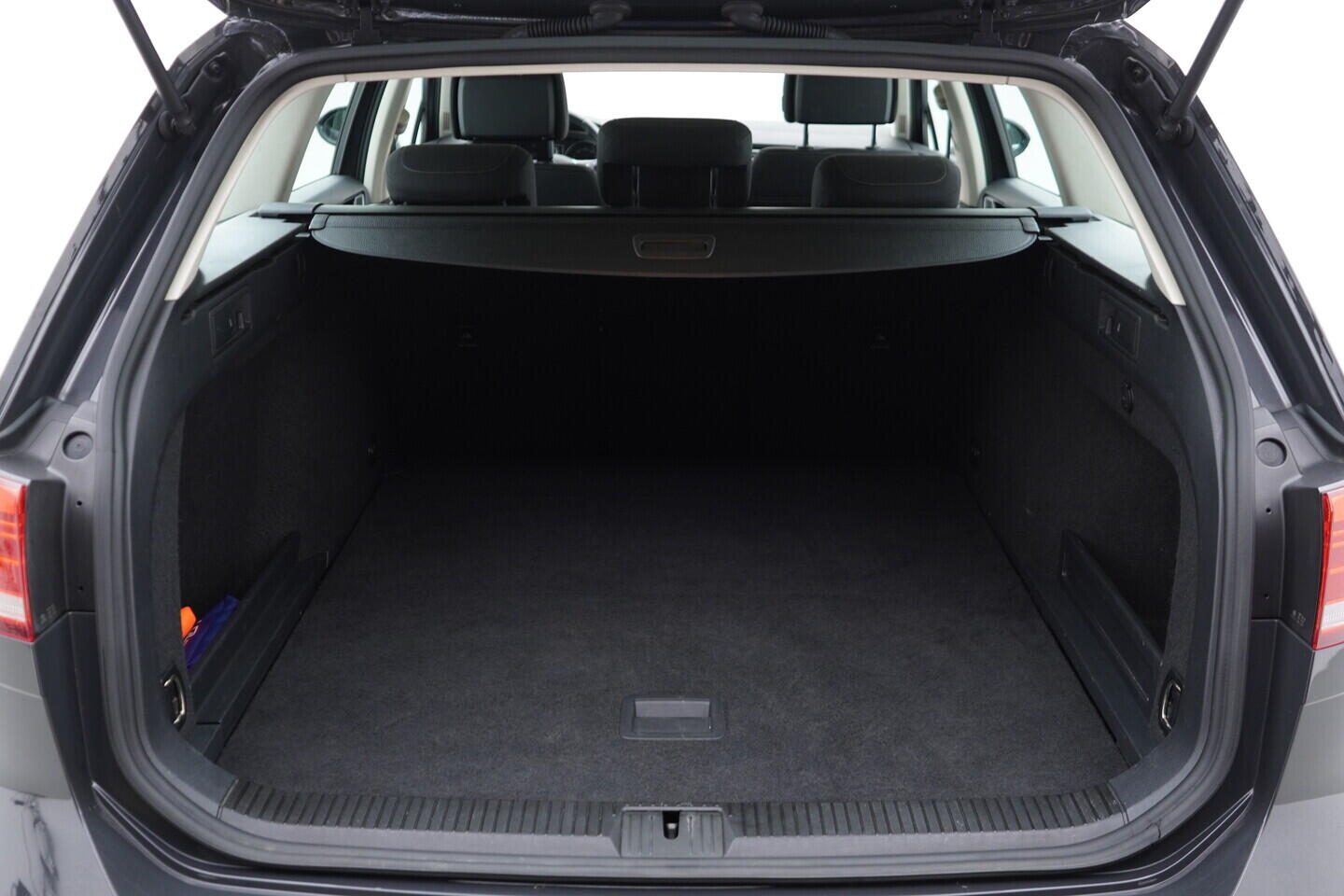 OZ190V01552_42.webp_PASSAT VARIANT COMFORTLINE 1.6 TDI 88 kW manuál, DPH