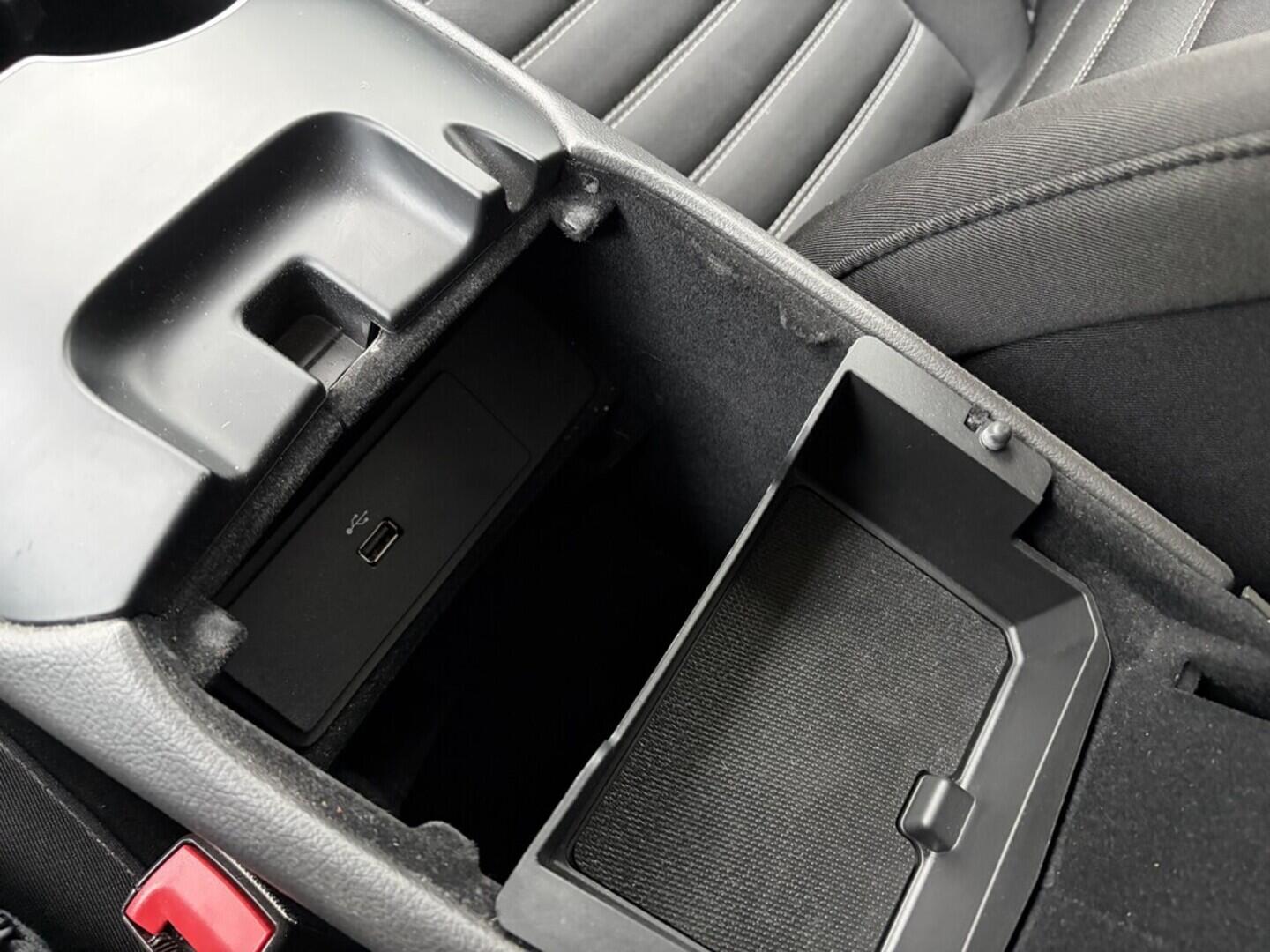 OZ190V01556_36.webp_MONDEO  2.0  110 kW manuál