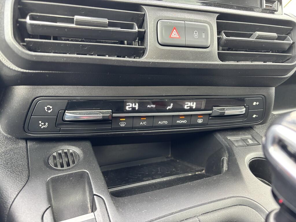 OZ190V01572_32.webp_COMBO  1.5 tdci 96 kW manuál