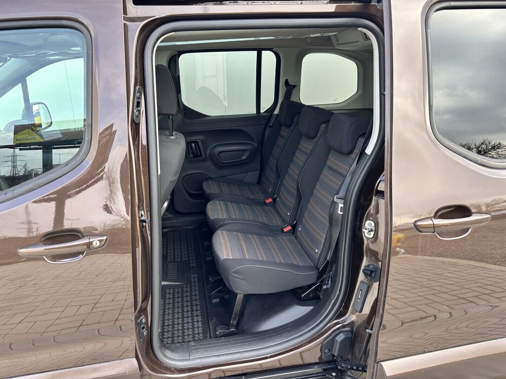 OZ190V01572_36.webp_COMBO  1.5 tdci 96 kW manuál