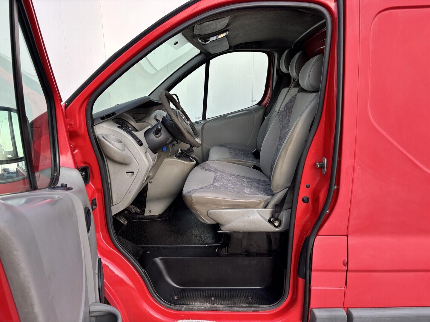 OZ190V01589_18.webp_VIVARO  1.9 Dti 74 kW manuál, DPH