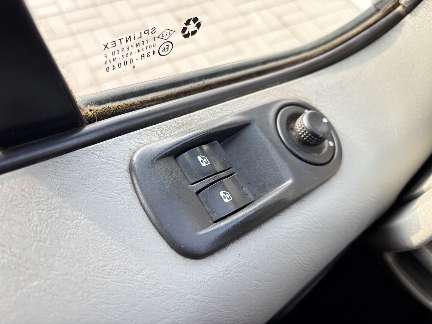 OZ190V01589_21.webp_VIVARO  1.9 Dti 74 kW manuál, DPH