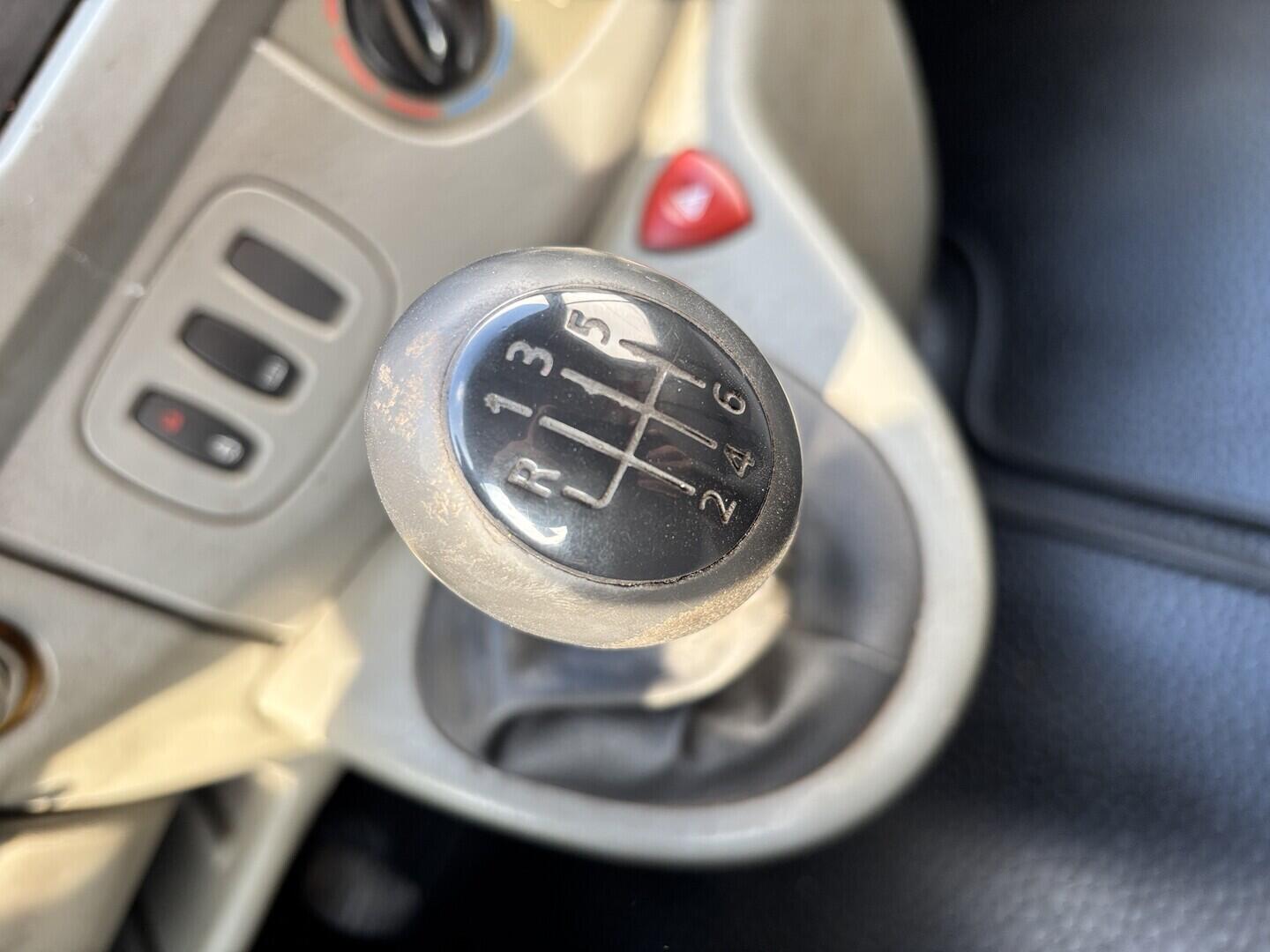 OZ190V01589_22.webp_VIVARO  1.9 Dti 74 kW manuál, DPH