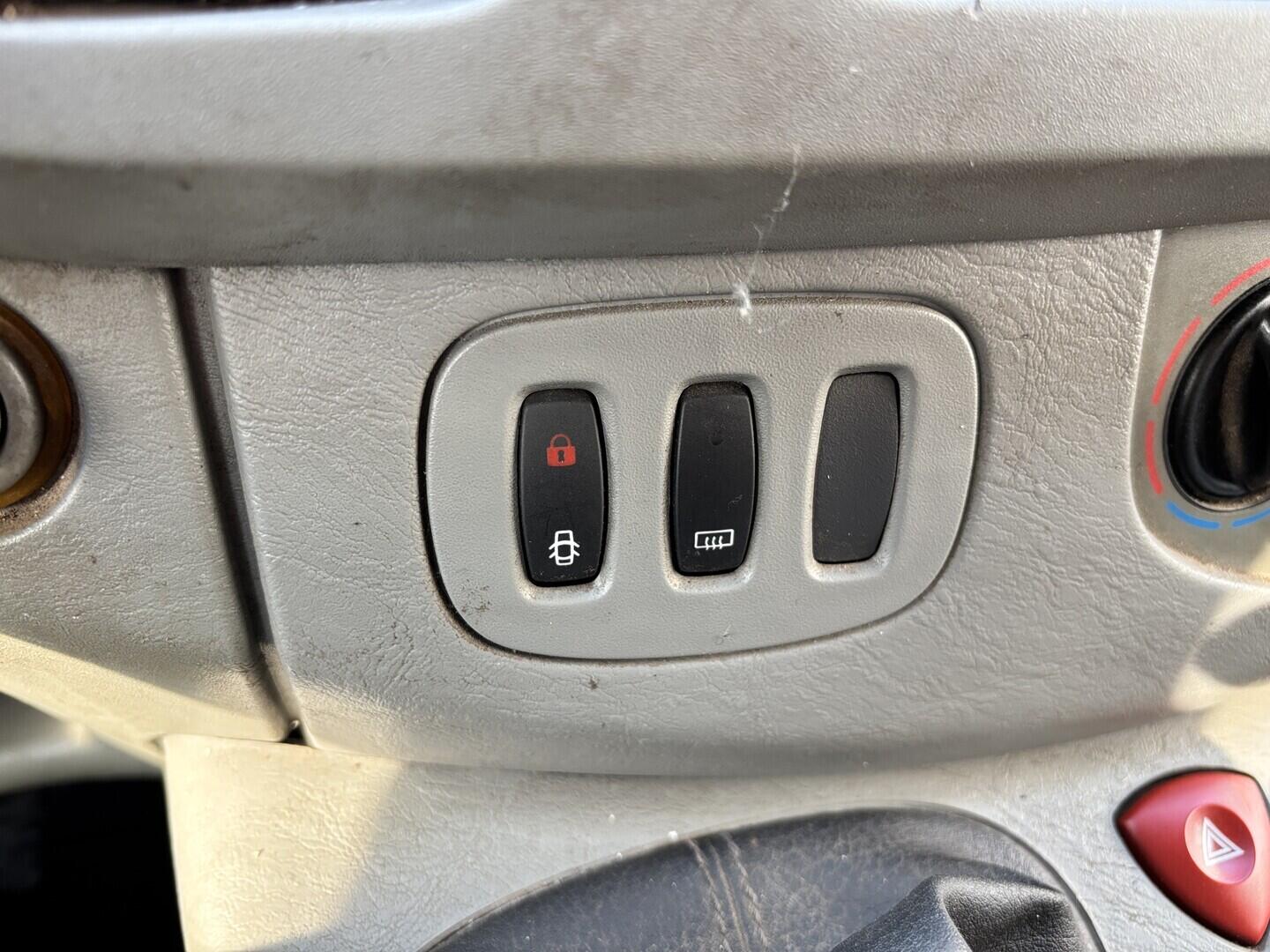 OZ190V01589_24.webp_VIVARO  1.9 Dti 74 kW manuál, DPH