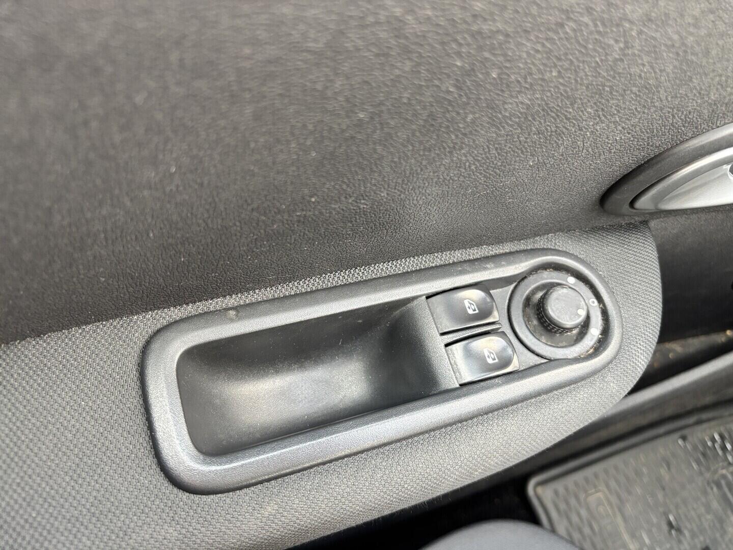 OZ190V01603_23.webp_CLIO  1.1 SCe 55 kW manuál