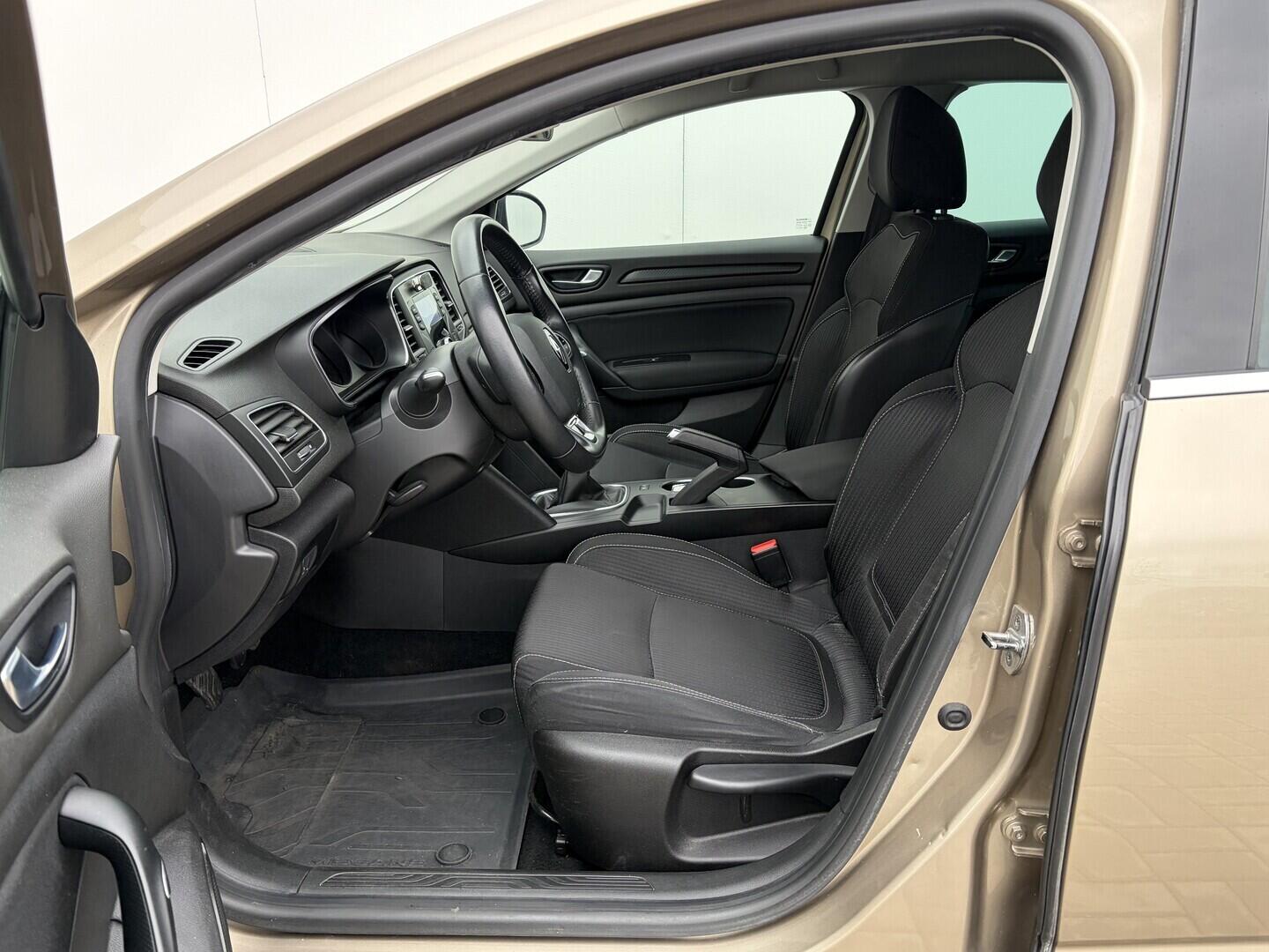 OZ190V01608_18.webp_MÉGANE Limited 1.2 TCe 97 kW manuál