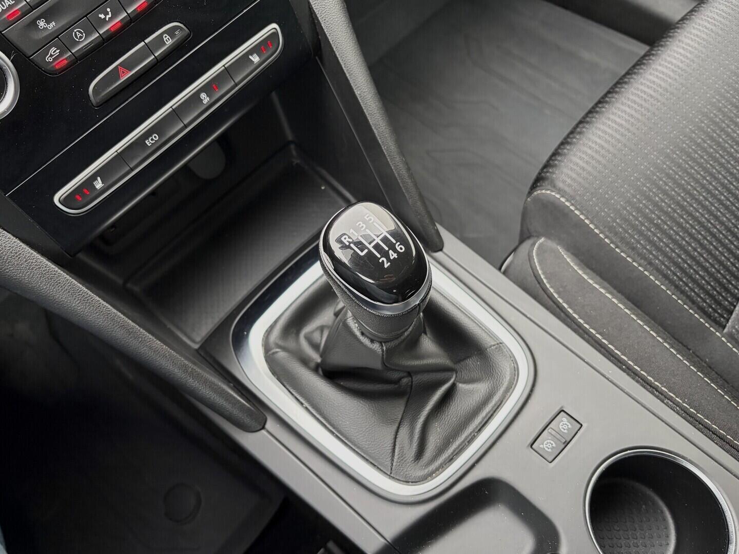 OZ190V01608_35.webp_MÉGANE Limited 1.2 TCe 97 kW manuál