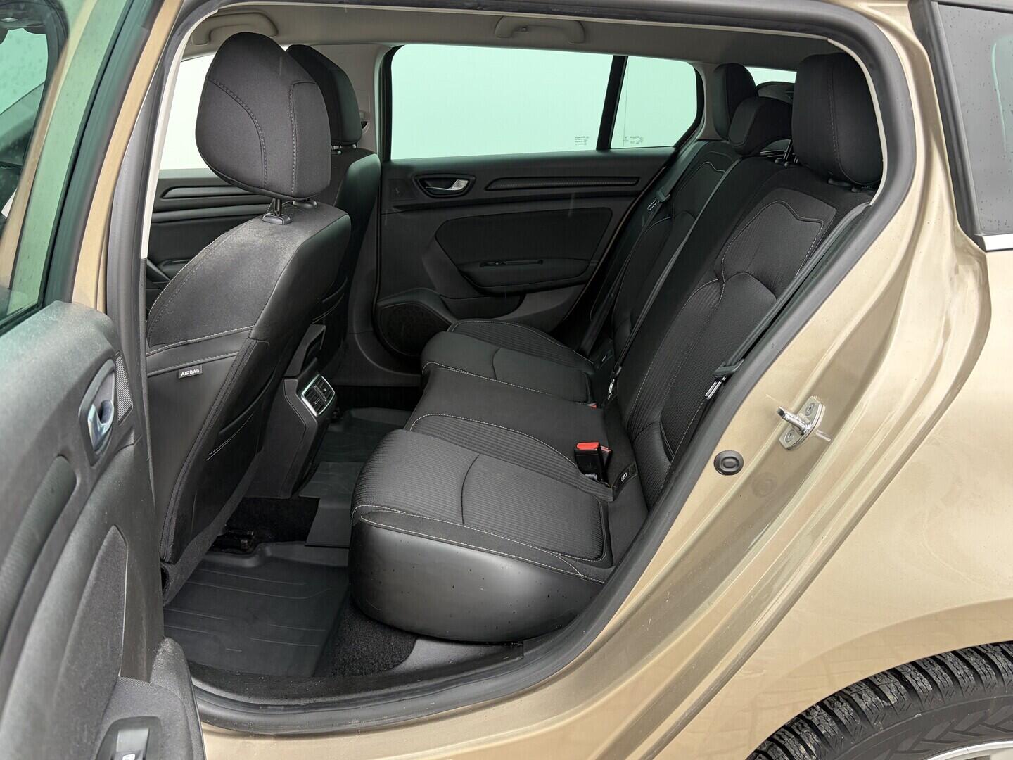 OZ190V01608_37.webp_MÉGANE Limited 1.2 TCe 97 kW manuál