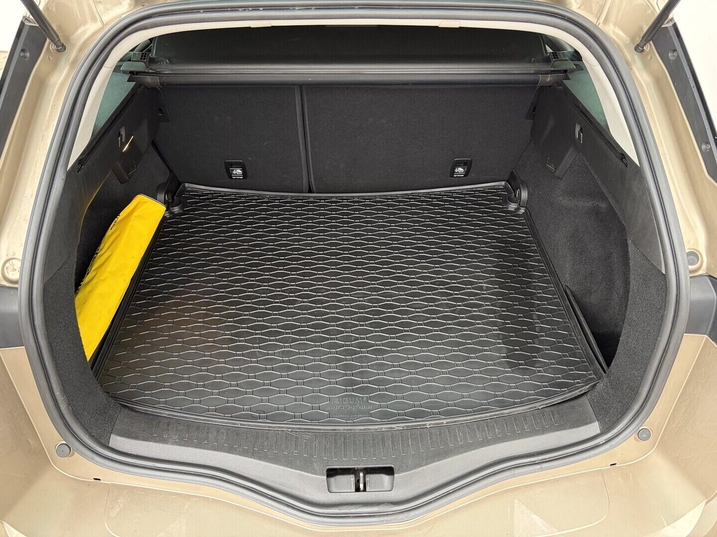 OZ190V01608_38.webp_MÉGANE Limited 1.2 TCe 97 kW manuál