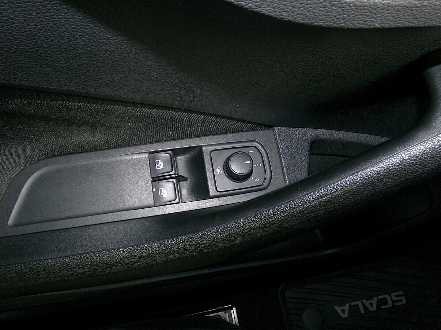 OZ190V01610_21.webp_SCALA Ambition 1.6 TSI 85 kW manuál, DPH