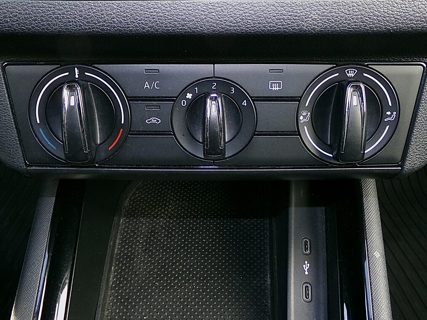 OZ190V01610_30.webp_SCALA Ambition 1.6 TSI 85 kW manuál, DPH