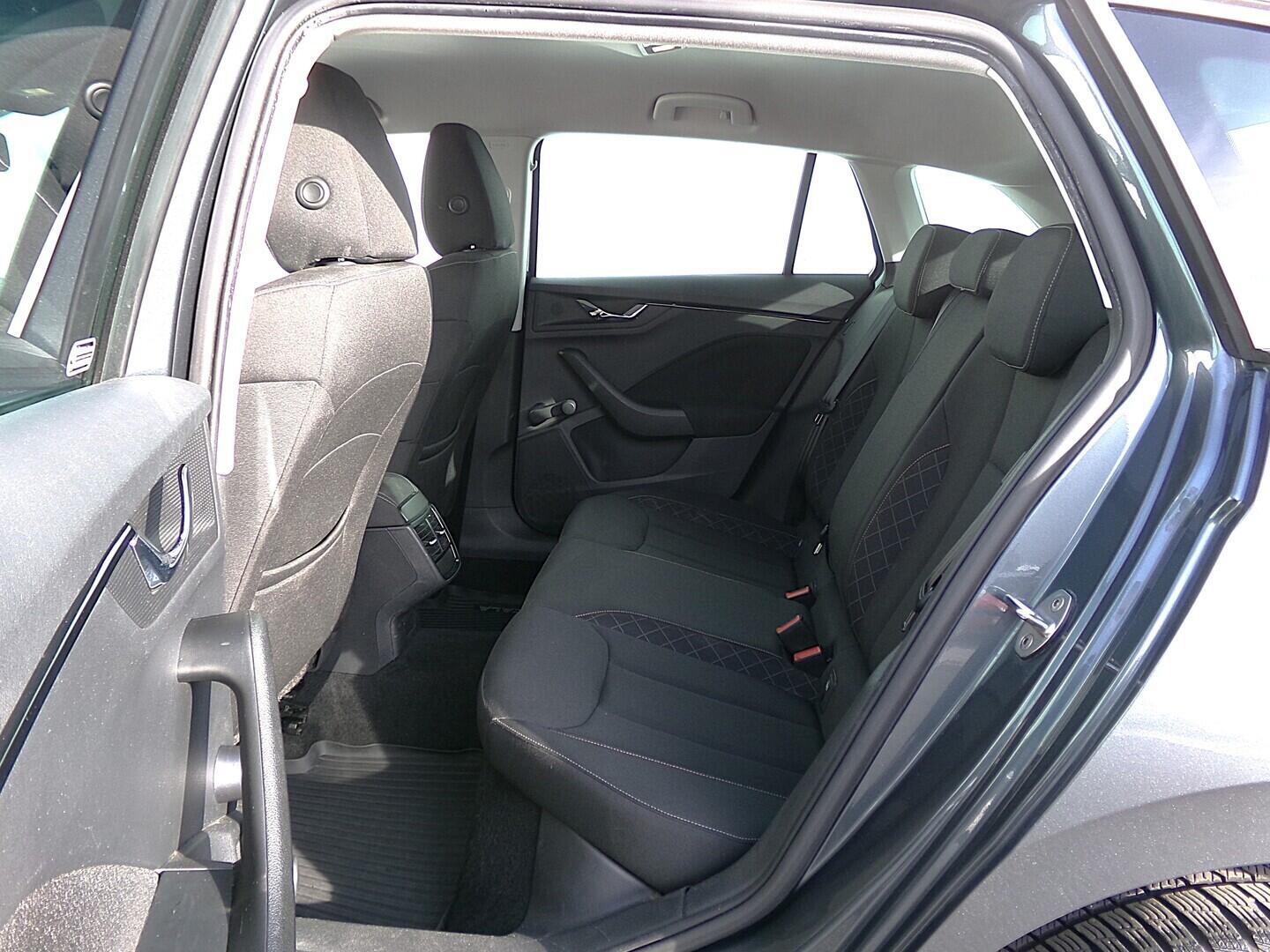 OZ190V01610_32.webp_SCALA Ambition 1.6 TSI 85 kW manuál, DPH