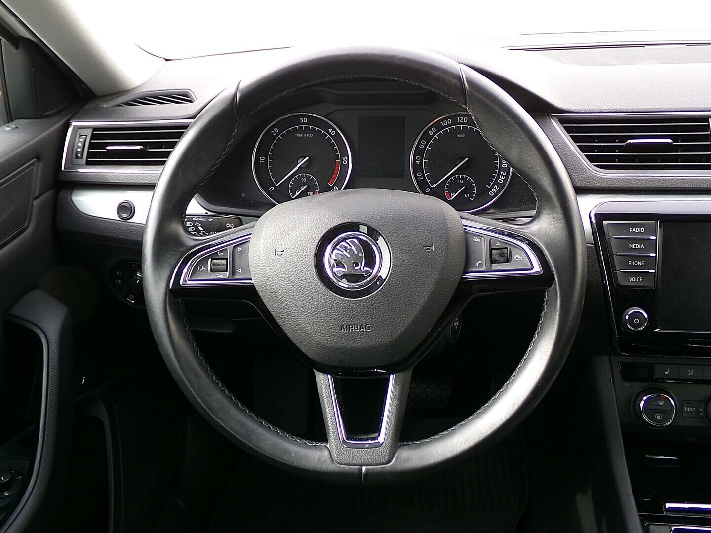 OZ190V01620_24.webp_SUPERB Style 2.0 TDI 110 kW automat