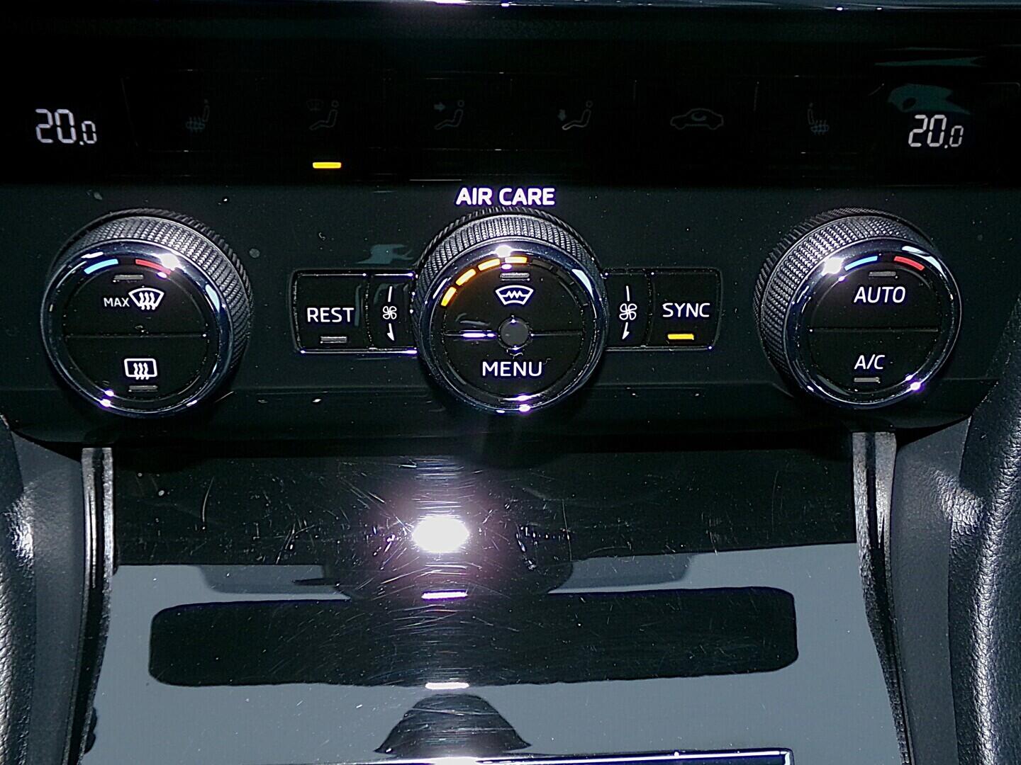 OZ190V01621_32.webp_SUPERB Style 1.6 TDI 88 kW automat