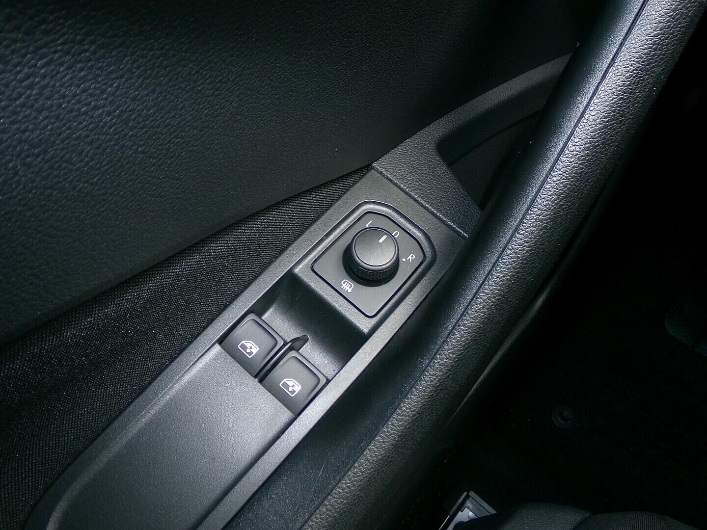 OZ190V01625_21.webp_SCALA Ambition 1.0 TSI 81 kW manuál, DPH