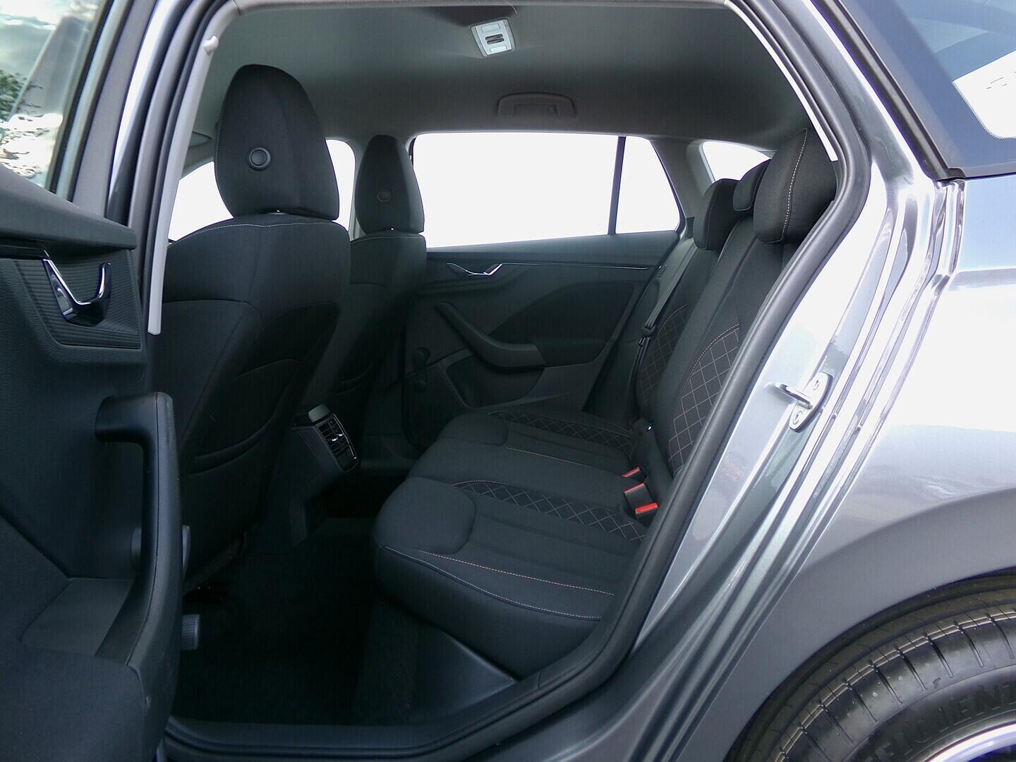 OZ190V01625_31.webp_SCALA Ambition 1.0 TSI 81 kW manuál, DPH