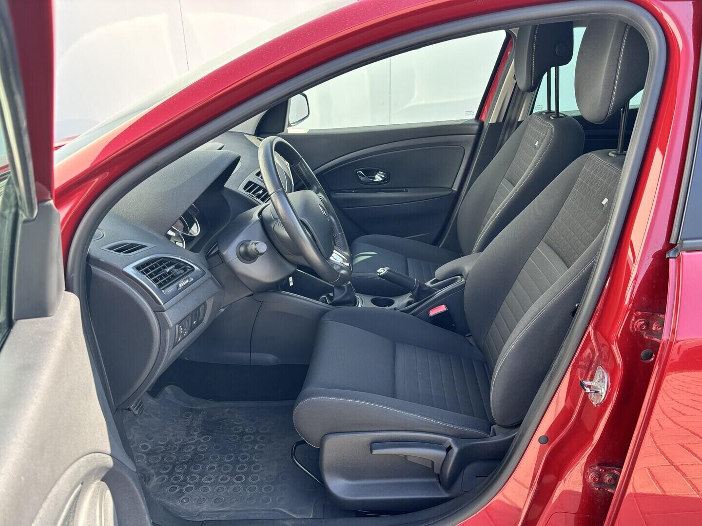 OZ190V01626_18.webp_MÉGANE Limited 1.6 SCe 81 kW manuál