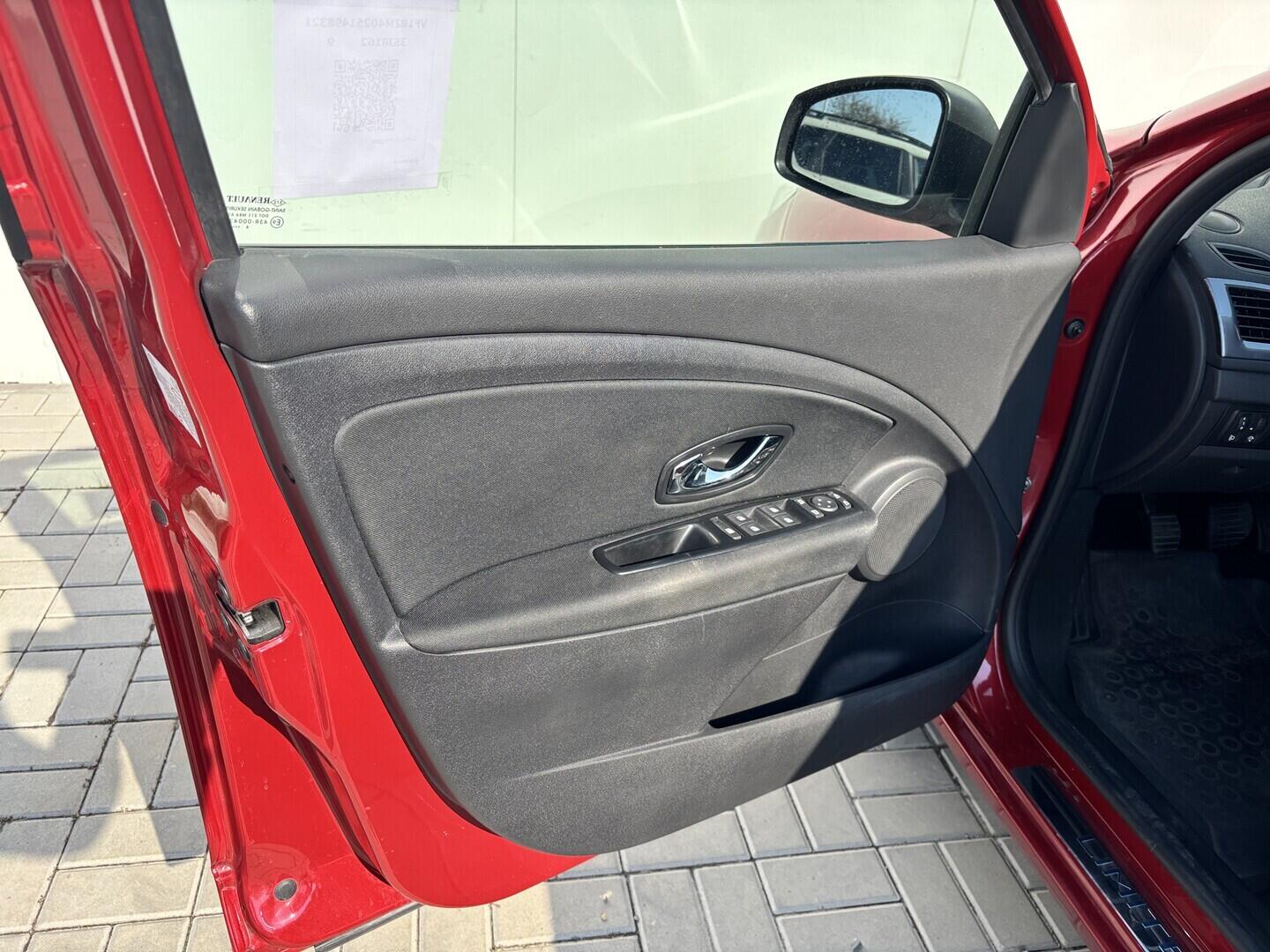 OZ190V01626_23.webp_MÉGANE Limited 1.6 SCe 81 kW manuál